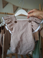Lullowear® Handgefertigter Baby-Strampler aus Bio-Baumwolle mit Doppelrüschen & Mitwachsträgern