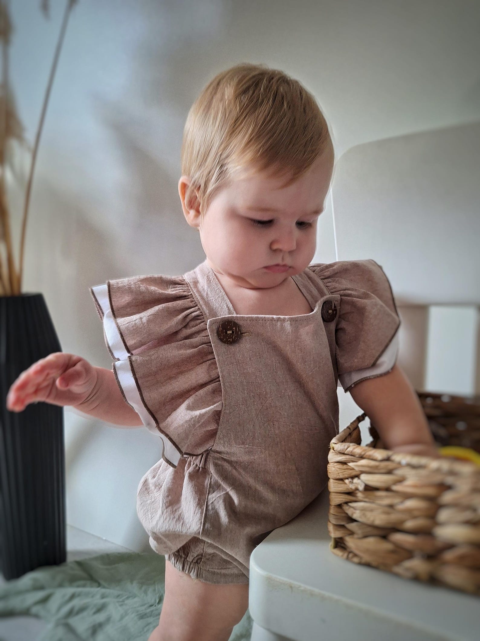 Lullowear® Handgefertigter Baby-Strampler aus Bio-Baumwolle mit Doppelrüschen & Mitwachsträgern