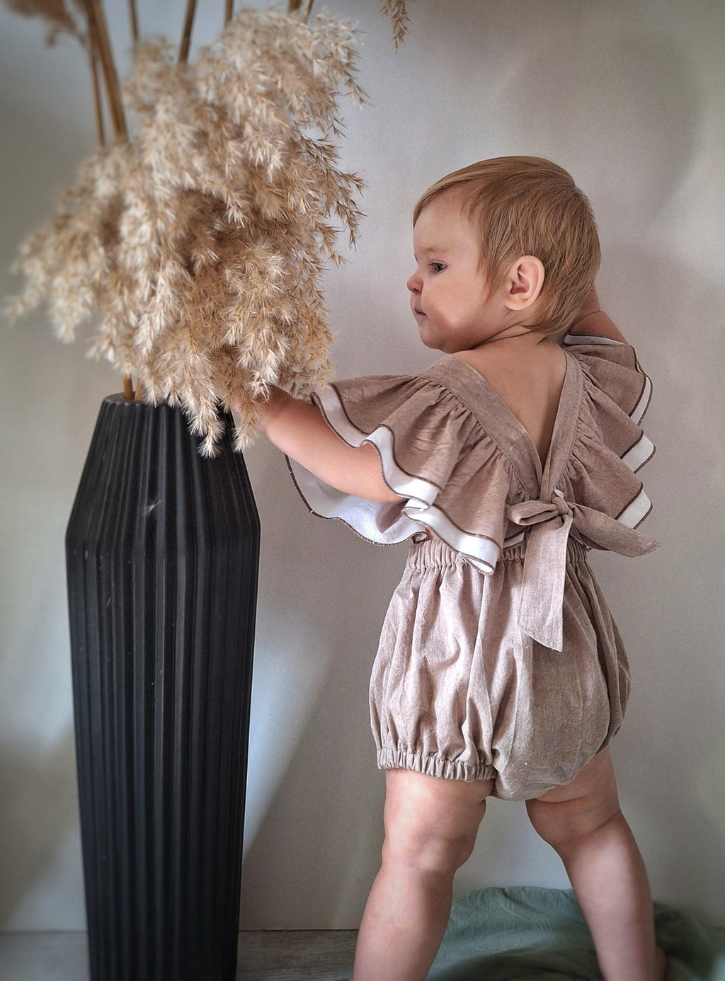 Lullowear® Handgefertigter Baby-Strampler aus Bio-Baumwolle mit Doppelrüschen & Mitwachsträgern