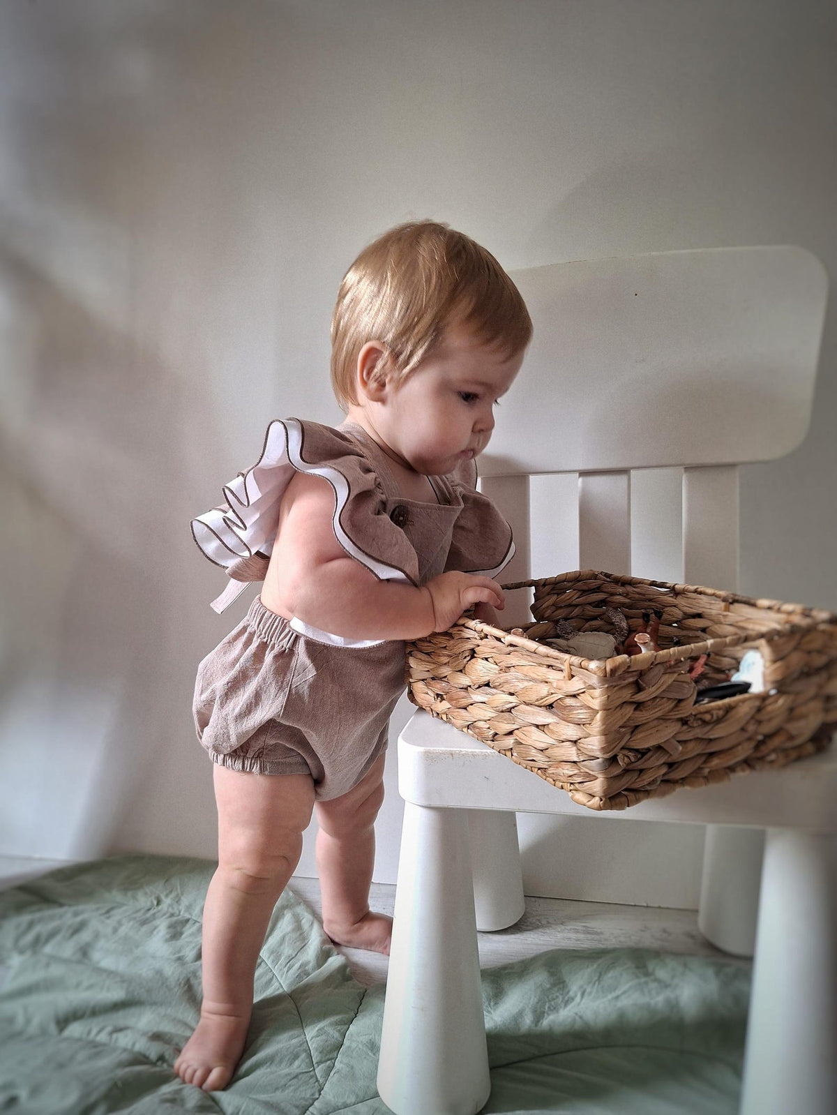 Lullowear® Handgefertigter Baby-Strampler aus Bio-Baumwolle mit Doppelrüschen & Mitwachsträgern