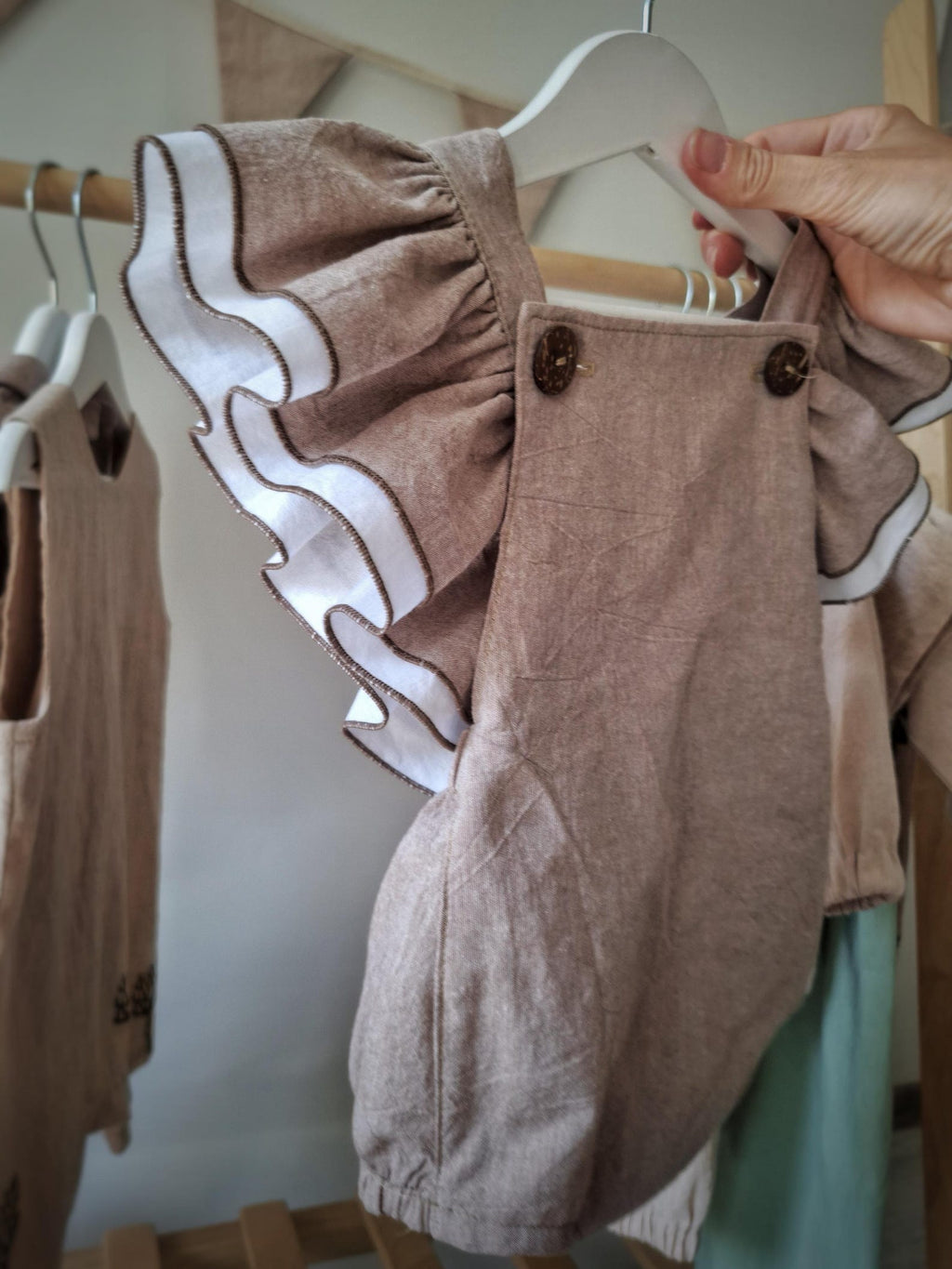 Lullowear® Handgefertigter Baby-Strampler aus Bio-Baumwolle mit Doppelrüschen & Mitwachsträgern