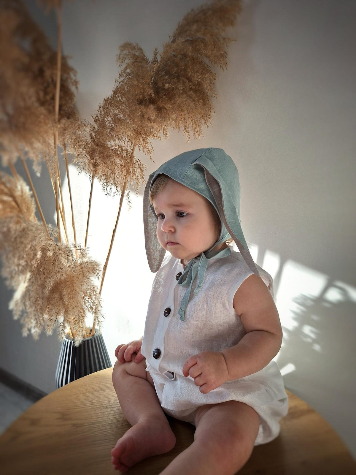 Lullowear® Handgefertigte Baby-Mütze aus Naturleinen mit Hasenohren & Bindeband