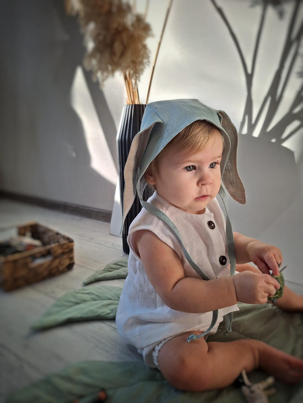 Lullowear® Handgefertigte Baby-Mütze aus Naturleinen mit Hasenohren & Bindeband