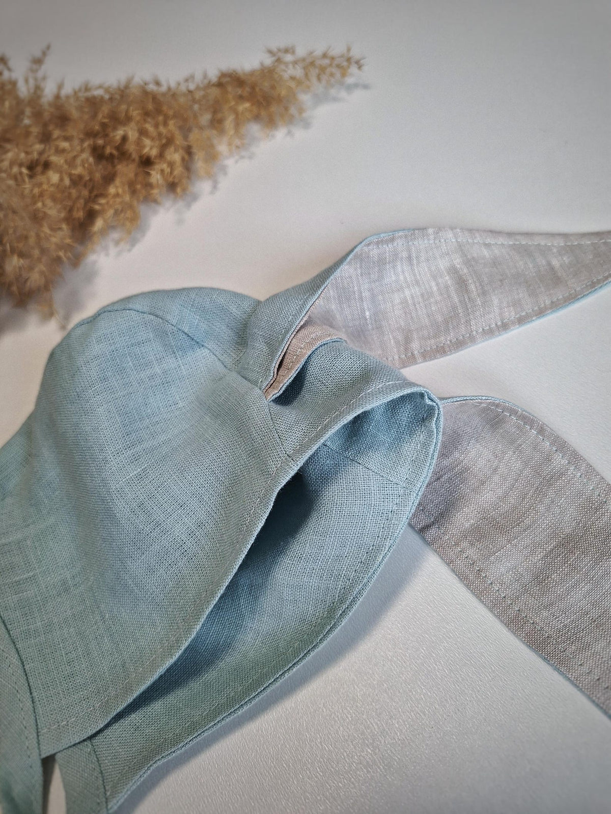 Lullowear® Handgefertigte Baby-Mütze aus Naturleinen mit Hasenohren & Bindeband