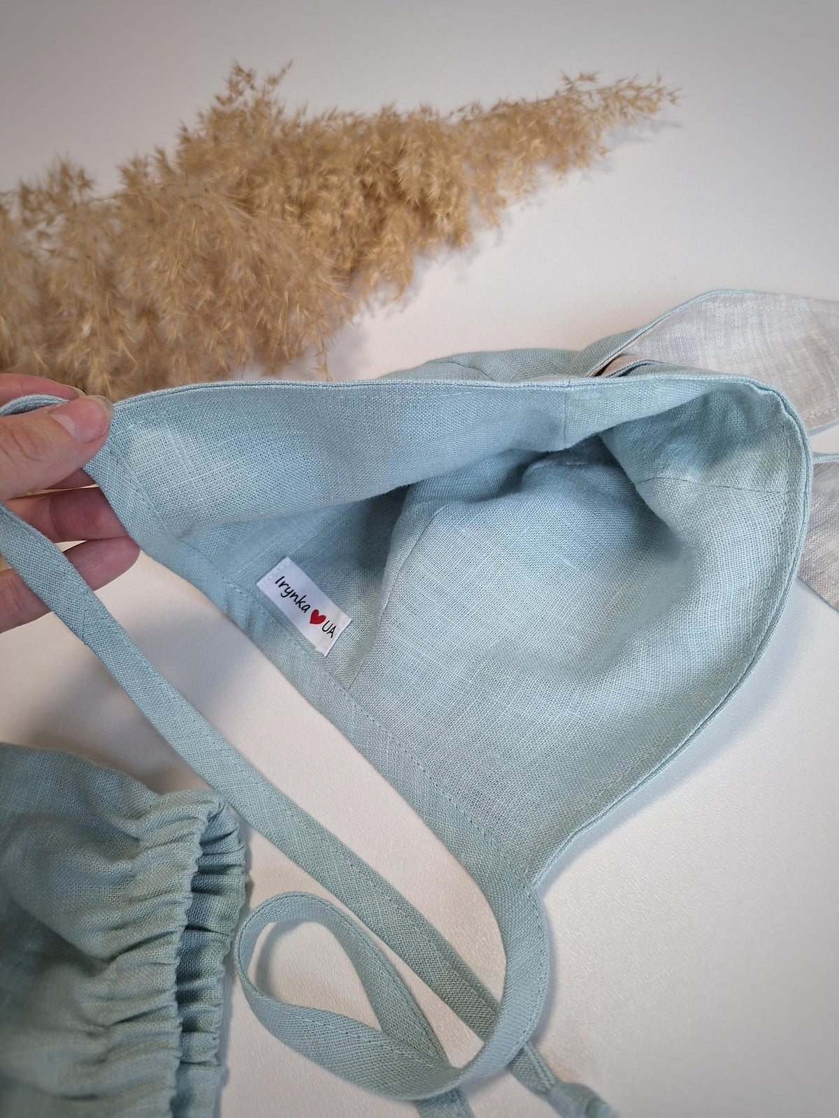 Lullowear® Handgefertigte Baby-Mütze aus Naturleinen mit Hasenohren & Bindeband