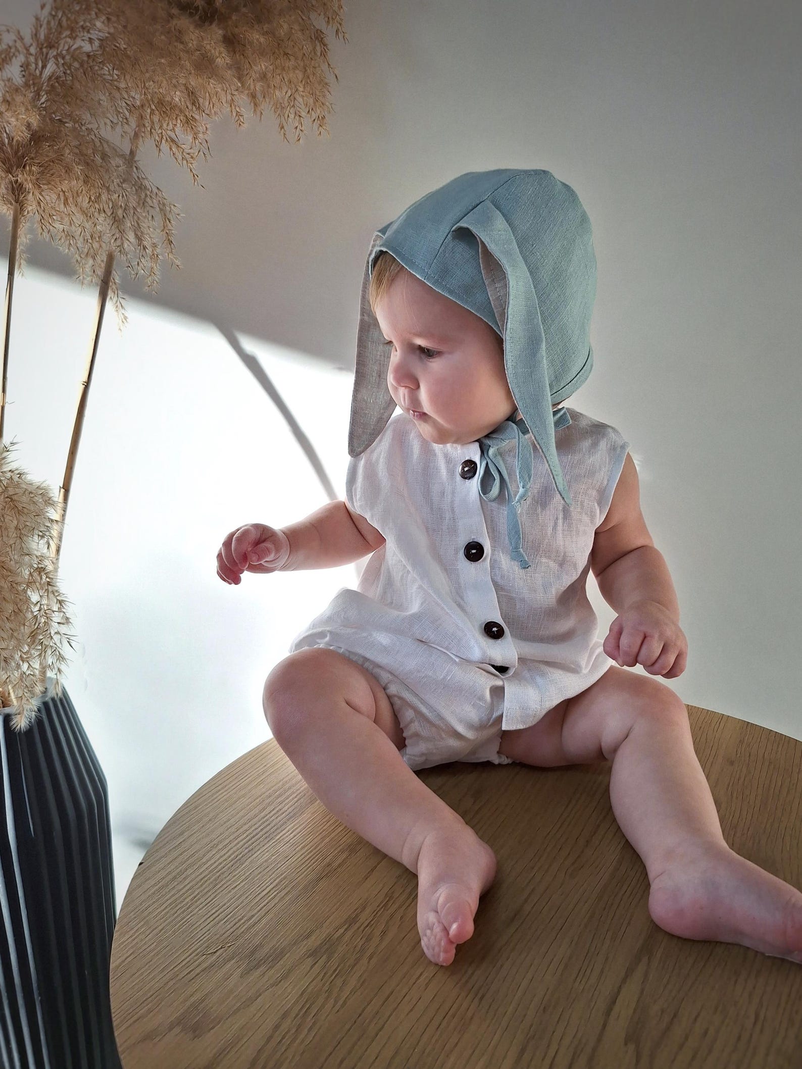 Lullowear® Handgefertigte Baby-Mütze aus Naturleinen mit Hasenohren & Bindeband