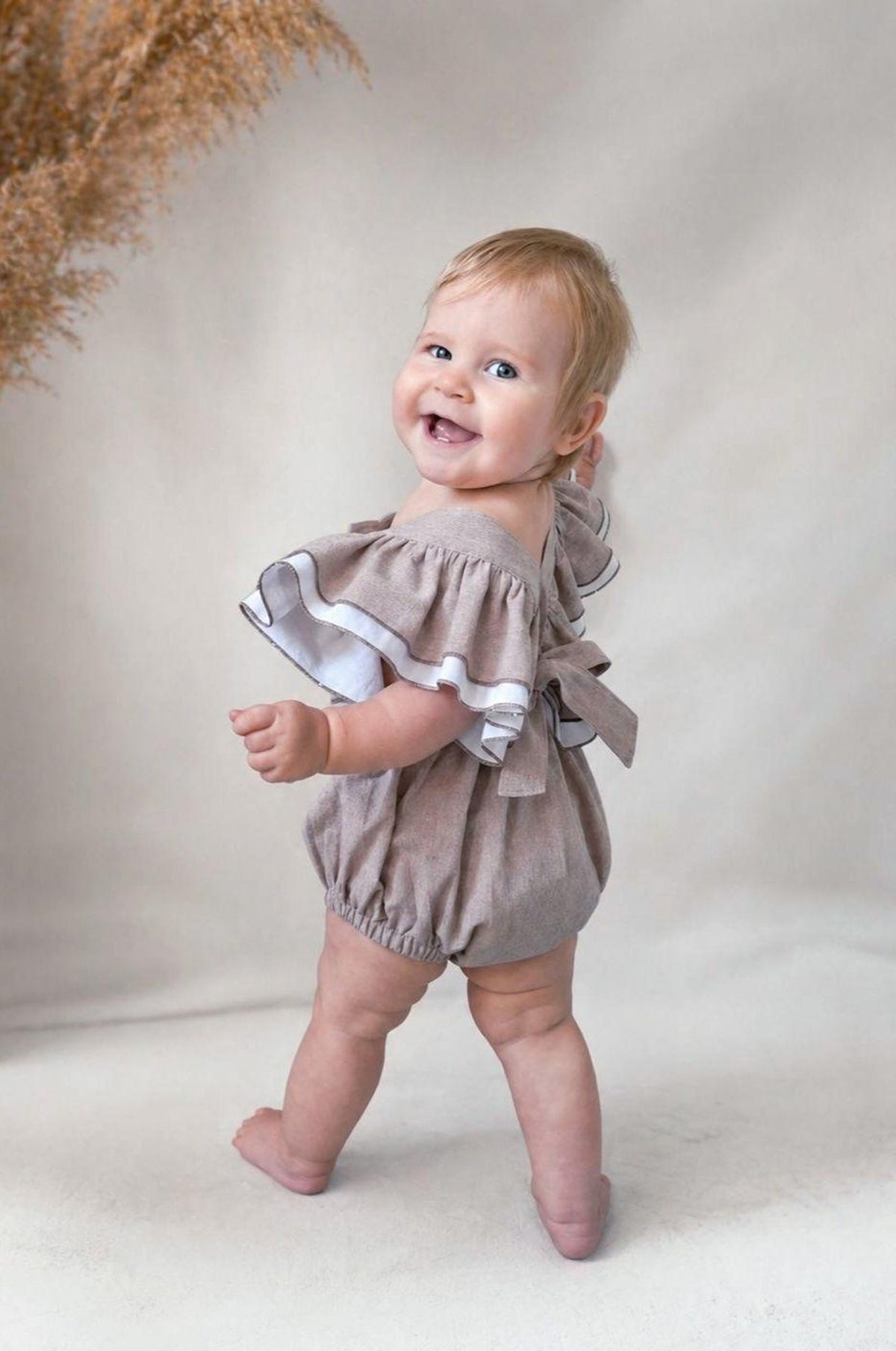 Lullowear® Handgefertigter Baby-Strampler aus Bio-Baumwolle mit Doppelrüschen & Mitwachsträgern